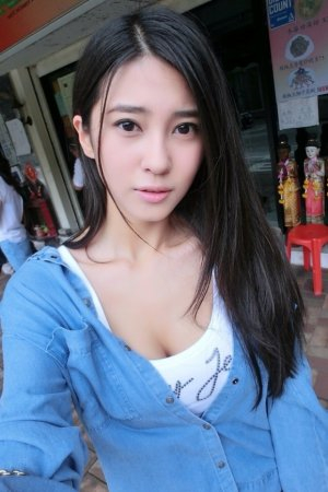 他解开内裤把舌头进去的视频